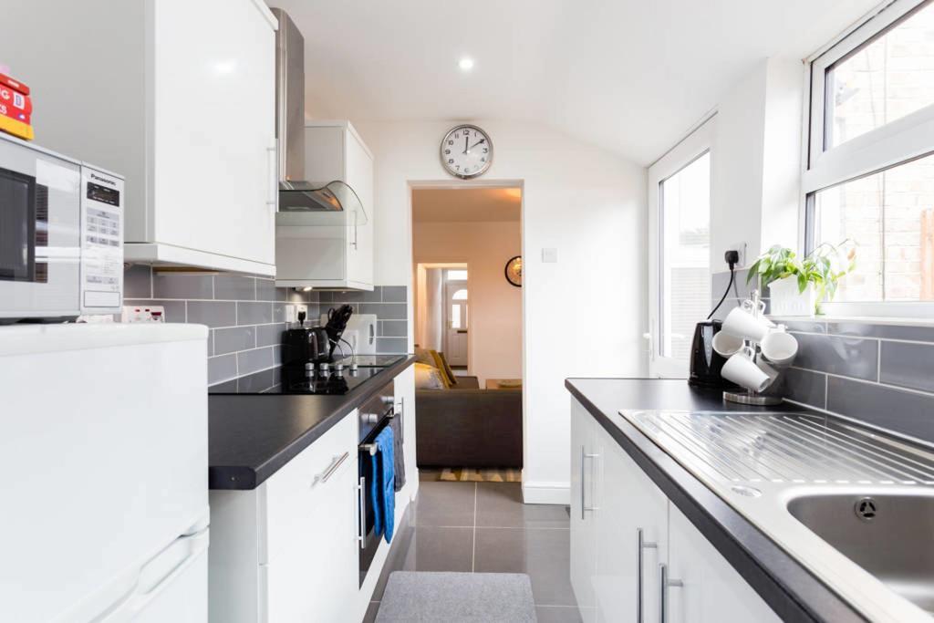 Ashton House - Stylish 2 Bedroom House, Close To Luton Town Center & Airport Екстер'єр фото