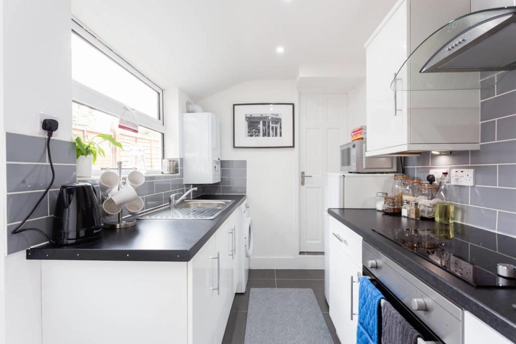 Ashton House - Stylish 2 Bedroom House, Close To Luton Town Center & Airport Екстер'єр фото