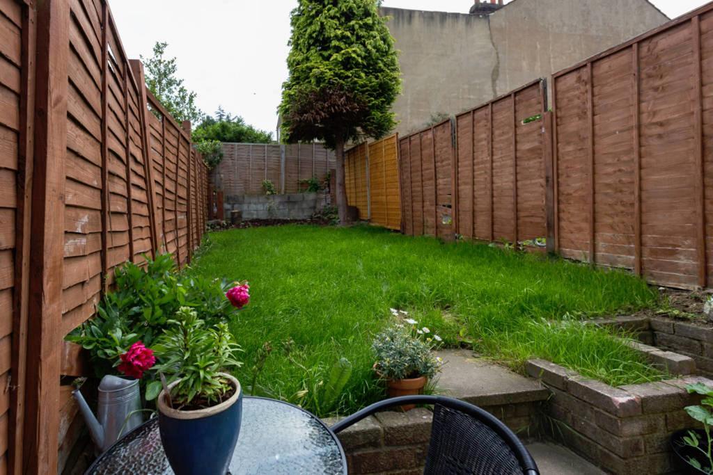 Ashton House - Stylish 2 Bedroom House, Close To Luton Town Center & Airport Екстер'єр фото