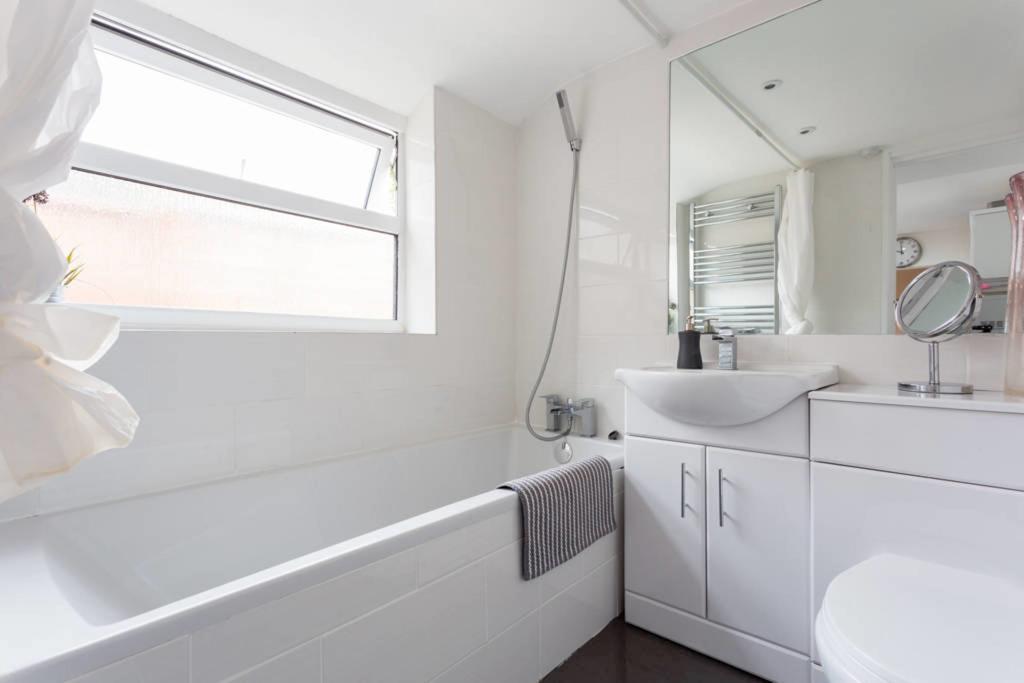 Ashton House - Stylish 2 Bedroom House, Close To Luton Town Center & Airport Екстер'єр фото